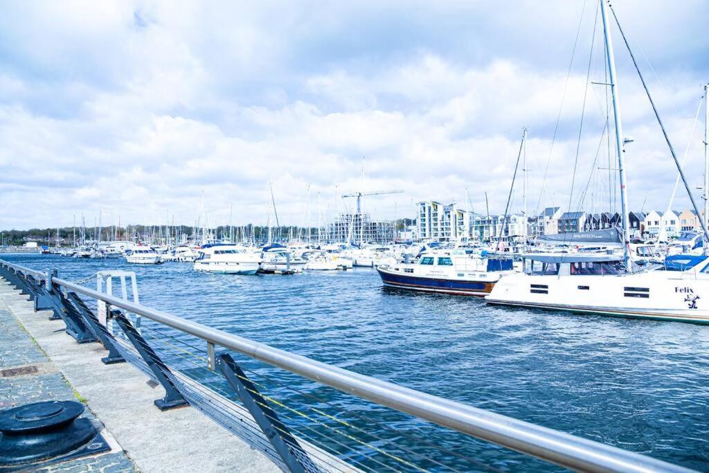 A Luxury 2 Bedroom Apartment With 2 Free Parking Chatham  Bagian luar foto