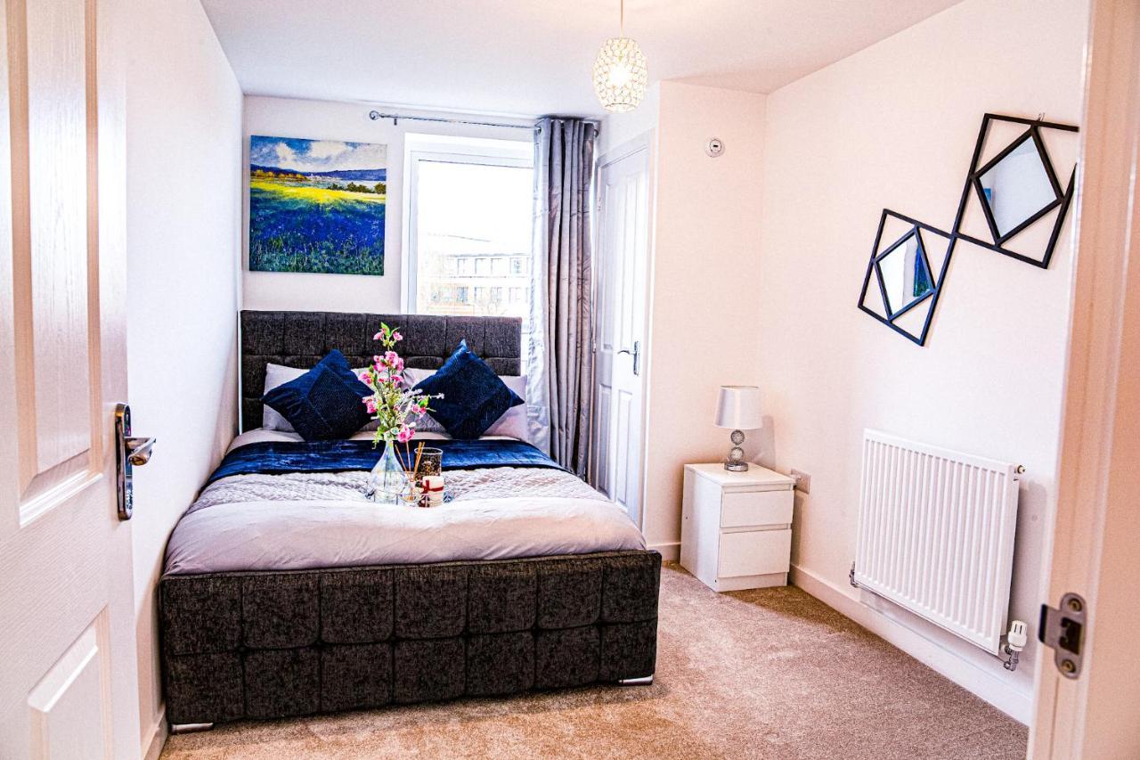 A Luxury 2 Bedroom Apartment With 2 Free Parking Chatham  Bagian luar foto